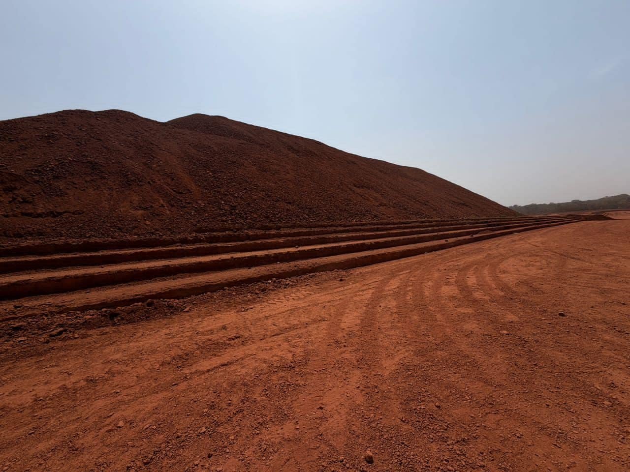 Stock de bauxite au crépuscule sur le corridor